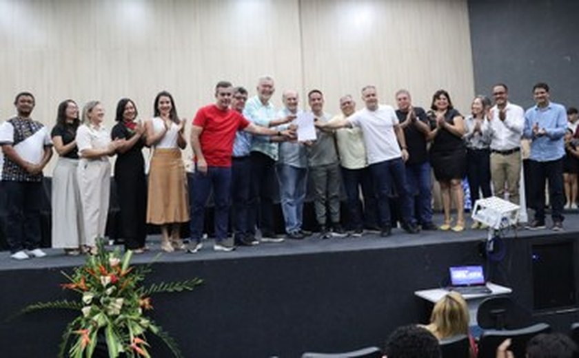 Reitor da Ufal entrega projeto de ampliação do Campus do Sertão a parlamentares