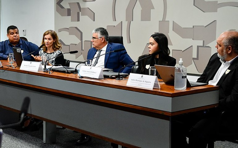 Debatedores apontam facilidade de acesso de crianças a conteúdos pornográficos