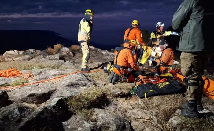 Segundo os bombeiros, só será possível aferir o estado de saúde quando a equipe chegar até a menina Segundo os bombeiros, só será possível aferir o estado de saúde quando a equipe chegar até a menina