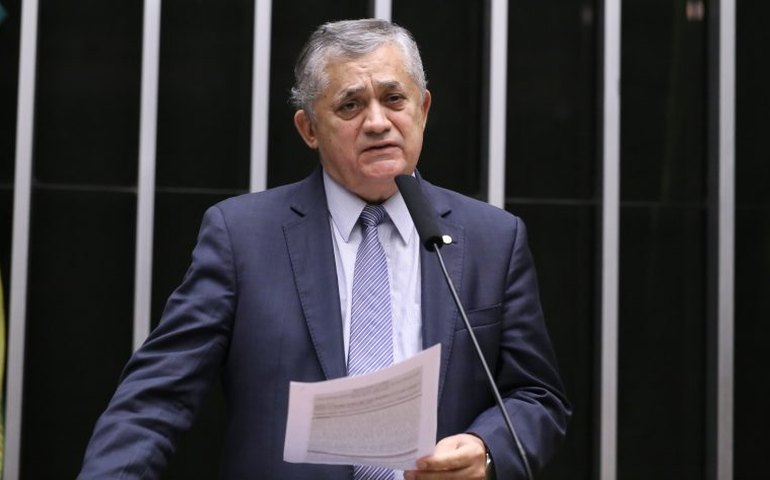 José Guimarães critica corte da Selic para 14,75% e pede reduções mais ousadas