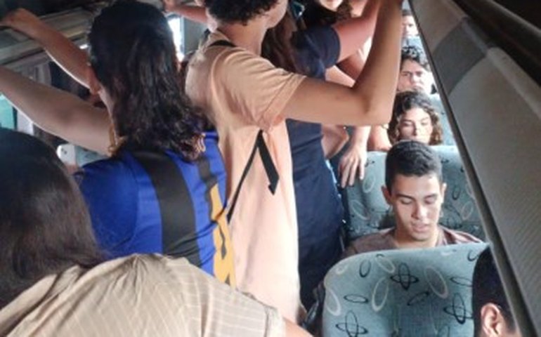Estudantes universitários de Palmeira dos Índios enfrentam caos no transporte: superlotação, descaso e suspeitas de uso eleitoreiro; veja vídeo