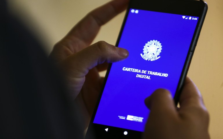 Desemprego de longa duração cai 17,8% em um ano, aponta IBGE