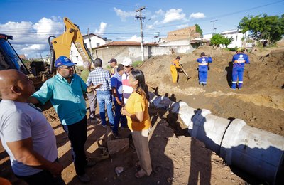 Tia Júlia e equipe de governo acompanham obras de drenagem e pavimentação do Sabiá