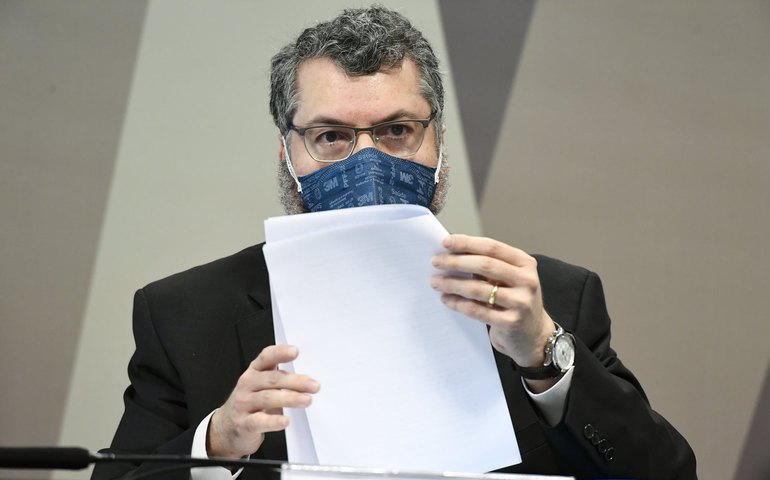 Araújo nega hostilidade com China e presidente da CPI pede que ele não minta