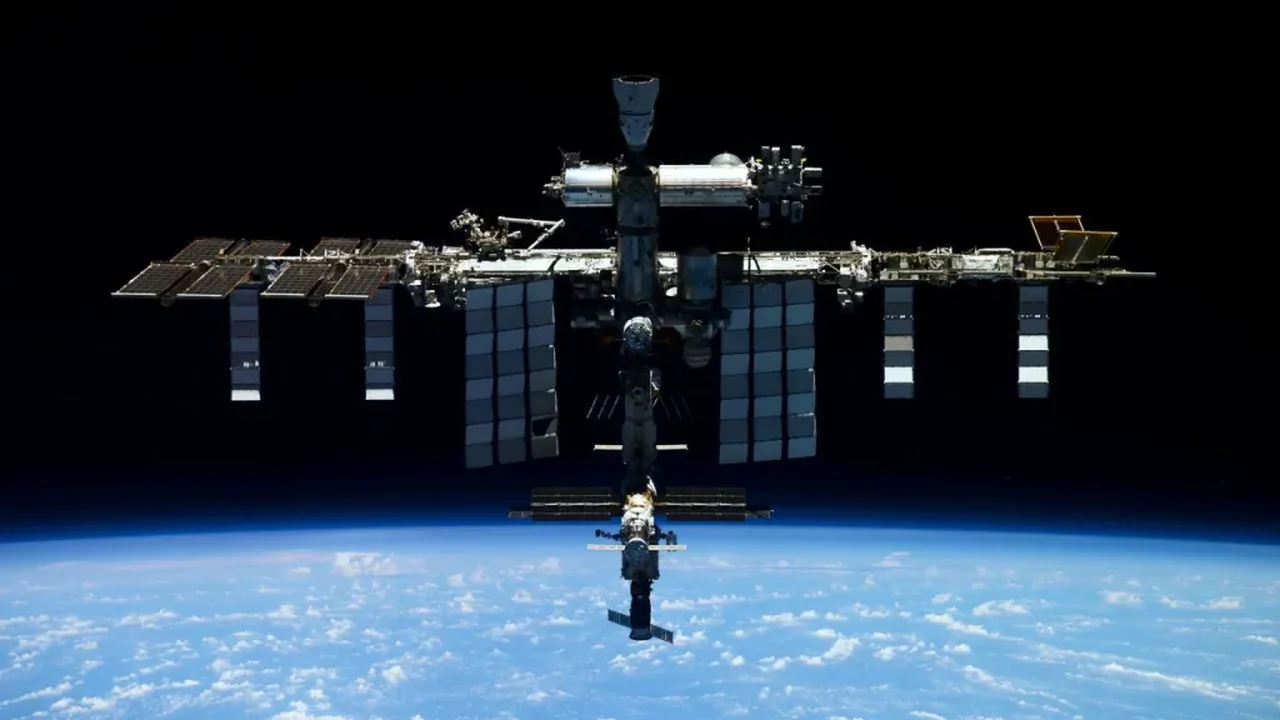Astronautas na Estação Espacial se abrigam em naves após satélite russo se desintegrar em mais de 100 pedaços em órbita