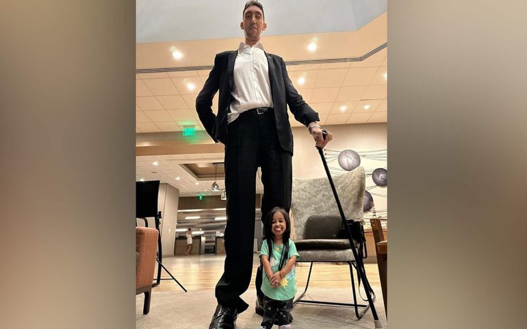 'Guinness Book' reúne o homem mais alto e a mulher mais baixa do mundo; assista