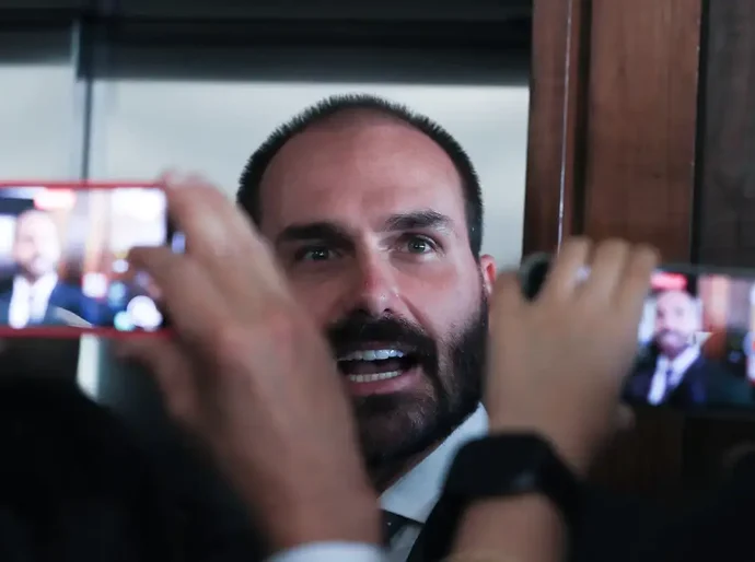 Moraes marca depoimento de Eduardo Bolsonaro em processo no STF