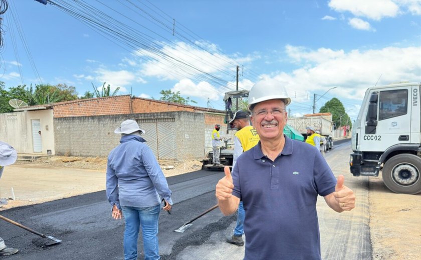 Ronaldo Lopes acompanha avanço das obras de pavimentação com asfalto em Penedo