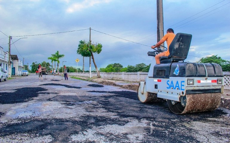 Prefeitura de Penedo recupera pavimentação da Rodovia Mário Freire Leahy