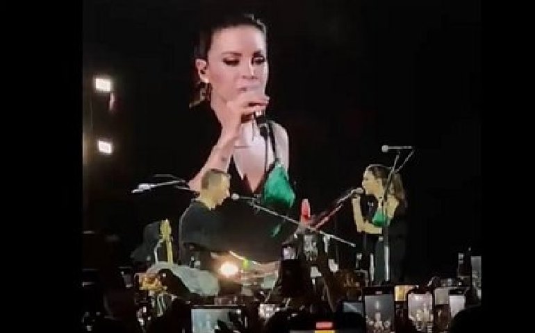 Sandy divide palco com Coldplay em SP e canta sucessos com Chris Martin