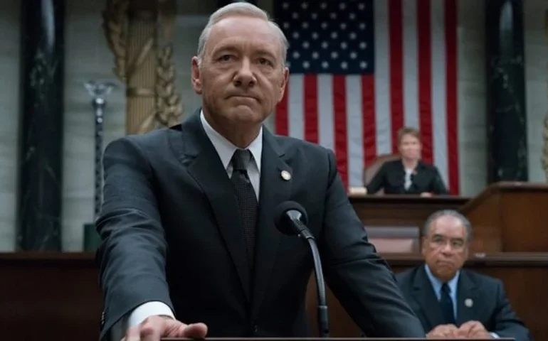 Kevin Spacey diz estar sem casa e 'morando em hotéis'