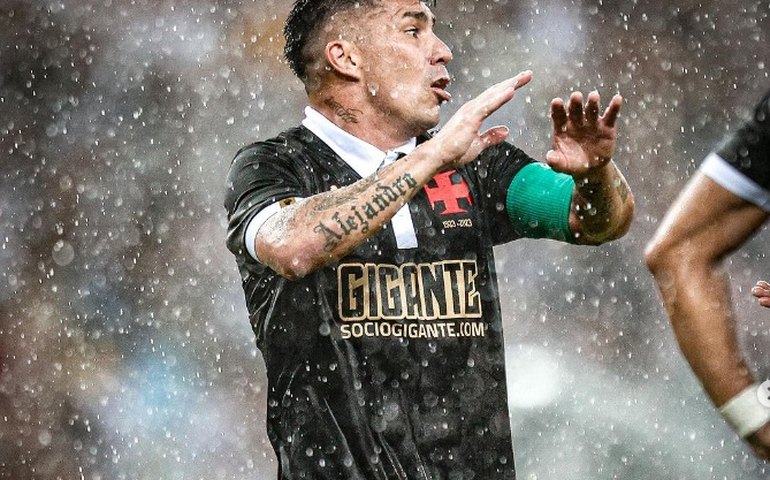 Nas redes sociais, Medel e Rossi, do Vasco, postam suposta foto do árbitro do clássico com camisa do Fluminense