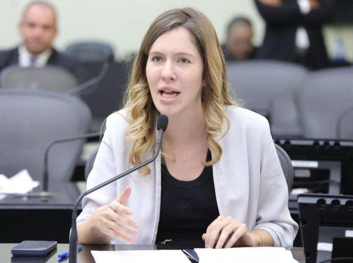 Cibele Moura propõe criação de atendimento específico para jovens usuários de vape em Alagoas