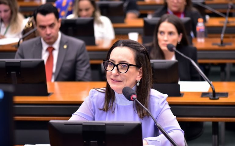 CCJ aprova proposta que cria política de busca ativa de criança que deixou a escola