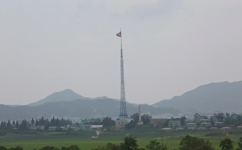 Coreia do Norte está construindo 'muro' ao longo da fronteira com o Sul, afirma BBC