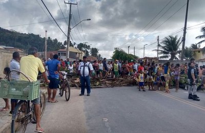 Moradores bloqueiam AL-101 Norte, em Riacho Doce