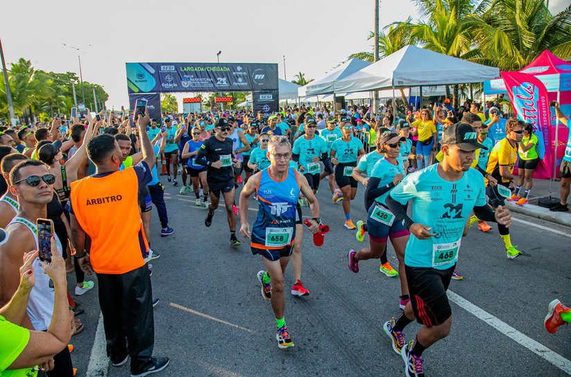 Meia Maratona e 38ª Corrida Tiradentes reúnem multidão de atletas na orla de Maceió