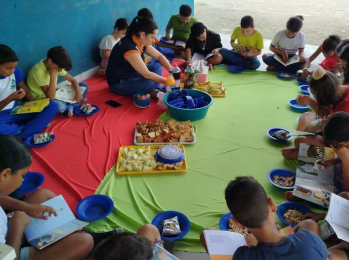 Piquenique com Leitura encanta alunos da Escola Miguel Matias na Biblioteca Padre Júlio de Albuquerque