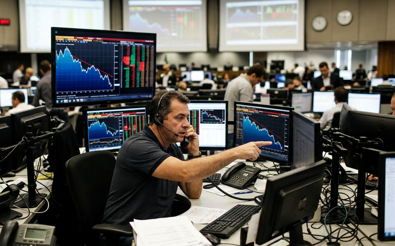 Taxas futuras de juros recuam com dólar mais fraco, apesar de incertezas externas