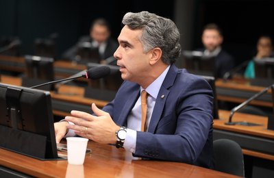Em Comissão da Educação, Rafael Brito cobra engajamento de parlamentares para solucionar greve nas universidades federais