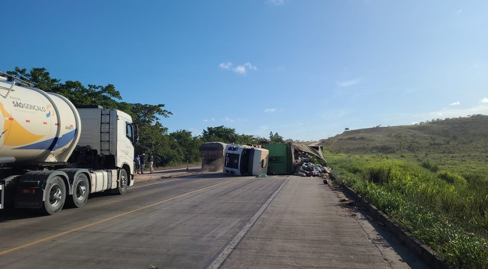 Carreta de lixo reciclável toma na BR-101 em Maruim / Foto: Foto: PRF/SE