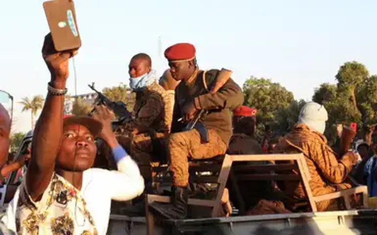 Massacres em Burkina Faso deixam ao menos 170 pessoas, entre eles dezenas de mulheres e crianças