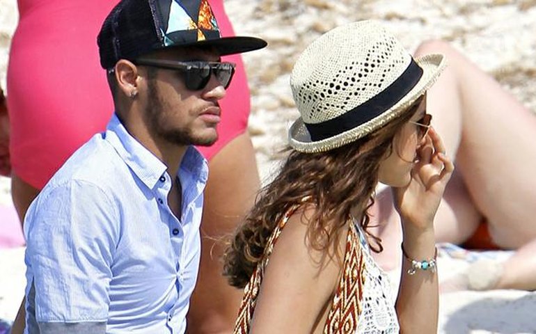 Bruna Marquezine curte praia e Neymar joga bola com amigos em Angra.
