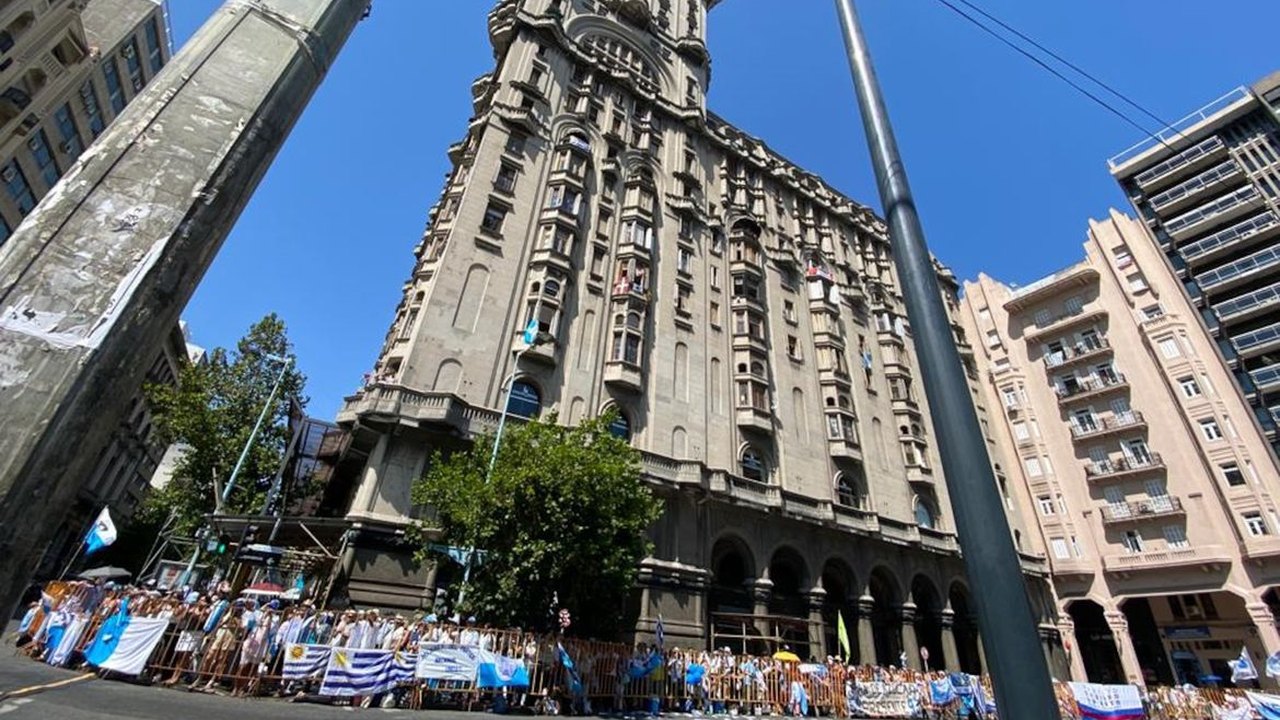 Mais de 2,72 milhões de uruguaios escolhem novo presidente hoje