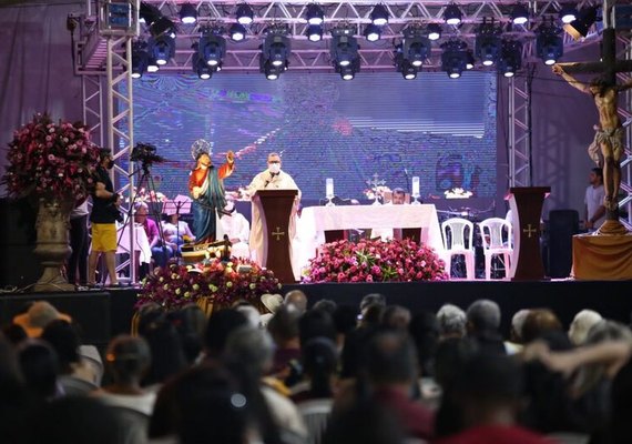 Penedenses e visitantes celebram Bom Jesus dos Navegantes na Praça da Fé