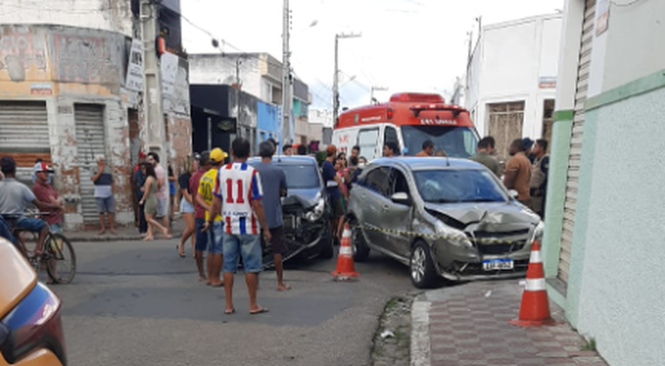 Mulher tem pé decepado após colisão entre carros em Itabaiana / Foto: Foto: Portal A8SE/Reprodução