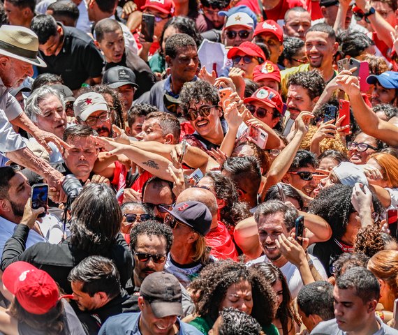 Brasil não será governado por sócios do Banco Master, diz Lula em ato