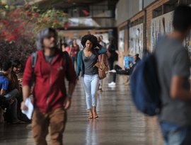 Mais de 54% dos graduandos já abandonaram curso para cuidar dos filhos
