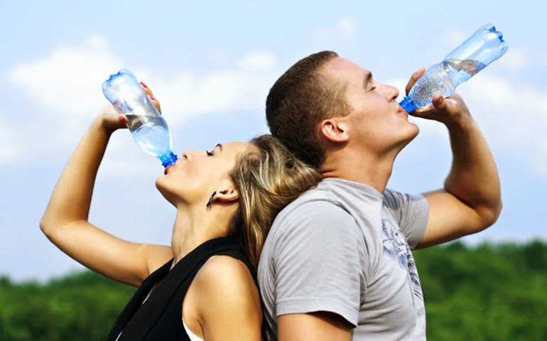 Biomédica dá dicas para aproveitar o verão com segurança