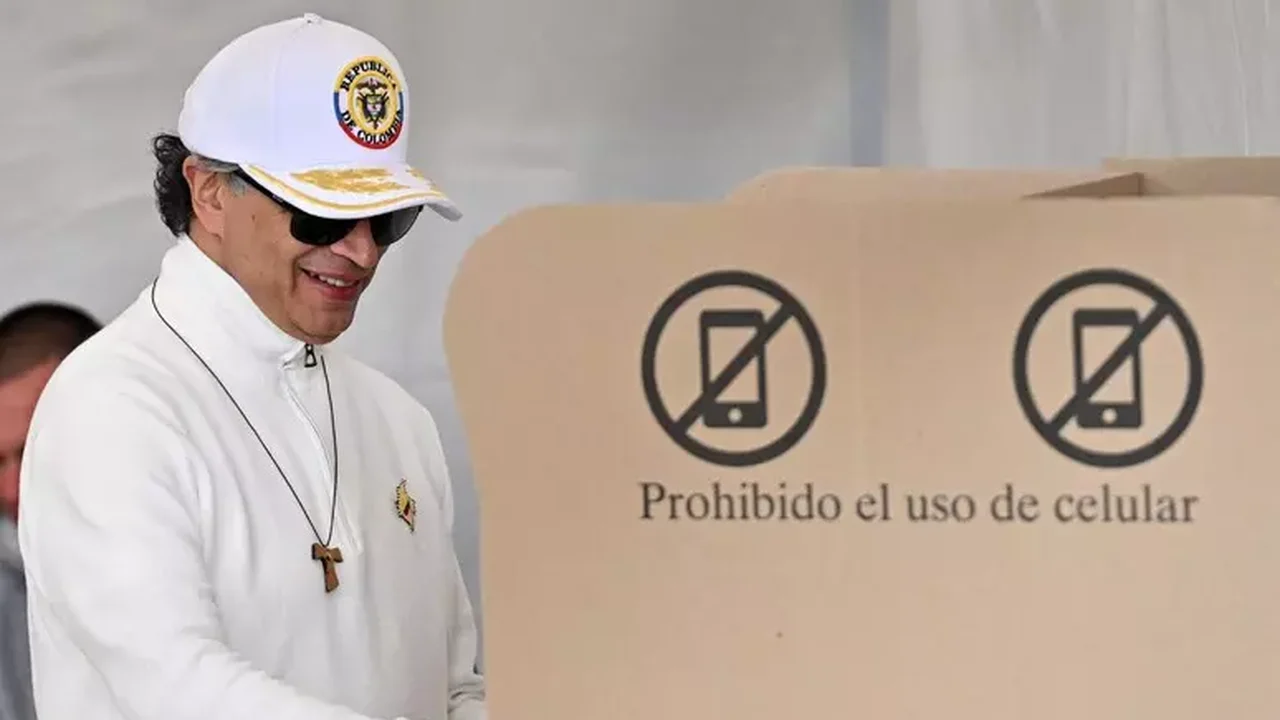 Colômbia tem 2º turno polarizado entre Cepeda e De La Espriella neste domingo