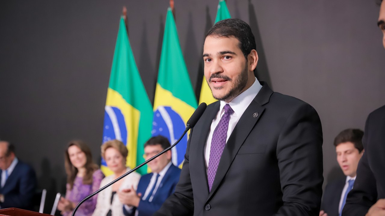 Lula indica Messias ao STF na vaga de Barroso