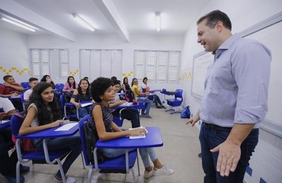 Governador anuncia rateio de recursos do Fundeb para 12 mil professores e monitores