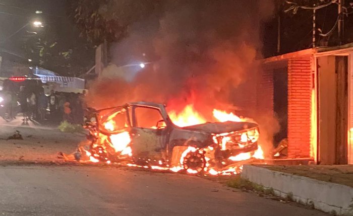 Carro foi destruído pelas chamas