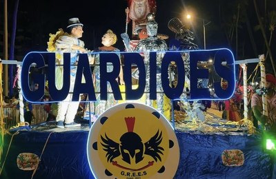 Carnaval na Orla reúne multidão e celebra a força das escolas de samba em Maceió