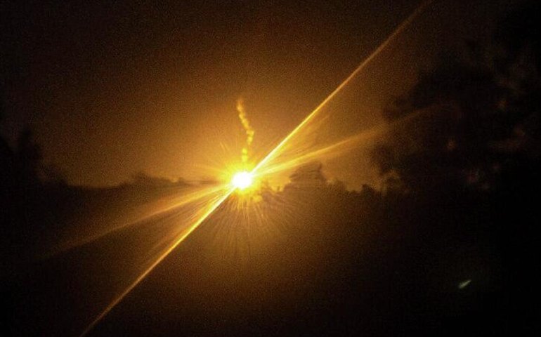 Um grande clarão de luz toma conta do céu de uma província tailandesa em meio às tensões com o Camboja