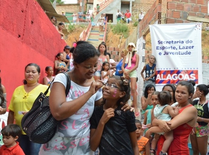Crianças da Grota do Aterro recebem óculos para corrigir problema visual