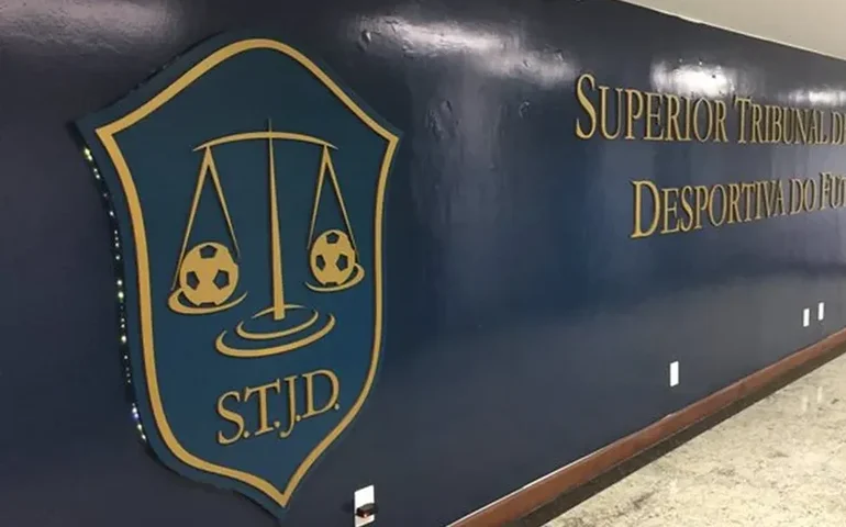 STJD pune Bahia e torcedores por cânticos homofóbicos; Grêmio perde atacante e Renato Gaúcho
