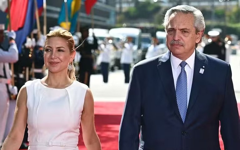 Ex-primeira dama argentina diz que sofreu ‘terrorismo psicológico’ e que Fernández a assediava ameaçando ‘se suicidar’