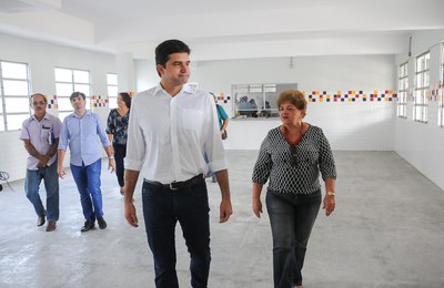 Rui Palmeira vistoria obras de reforma em escola do Jacintinho 