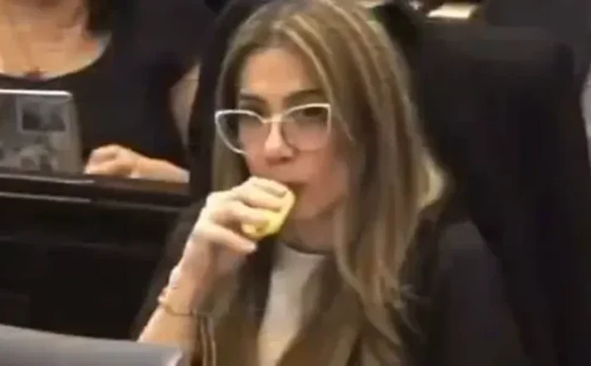 Deputada colombiana é flagrada fumando vape durante sessão no parlamento