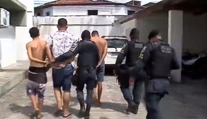Trio preso foi encaminhado à Delegacia Plantonista da Polícia Civil. / Foto: Imagem: Reprodução/TV Atalaia