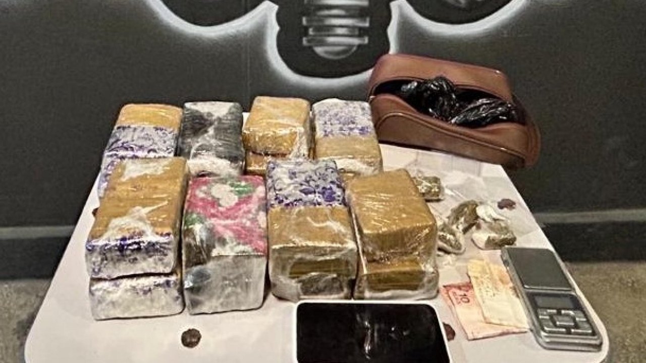 PM apreende arma de fogo, 5kg de drogas e prende dupla suspeita de homicídio no interior