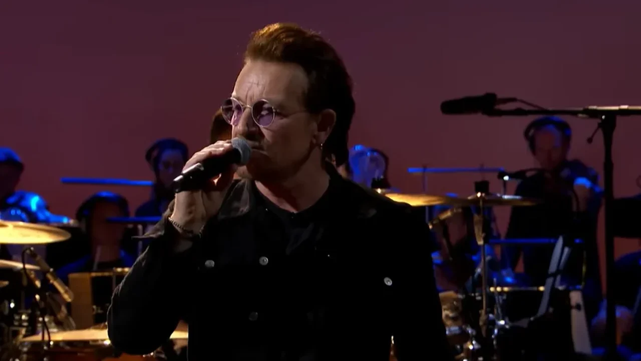 U2 lança novo EP de surpresa com músicas sobre crianças na guerra e homenagem a Patti Smith