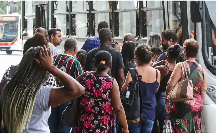 Número de brasileiros que procuram emprego há mais de 2 anos cai 17,8%, aponta IBGE