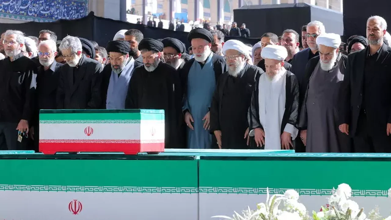 3 filhos de Khamenei aparecem em funeral, mas guia supremo segue recluso