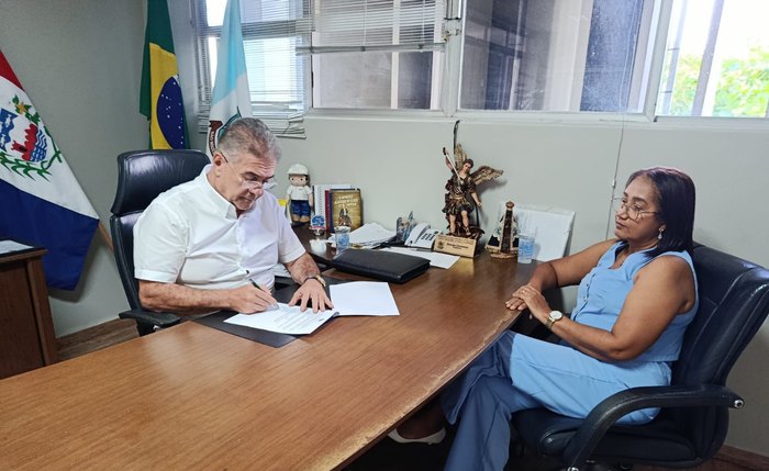 Prefeito George Clemente durante assinatura de adesão ao Agosto Lilás